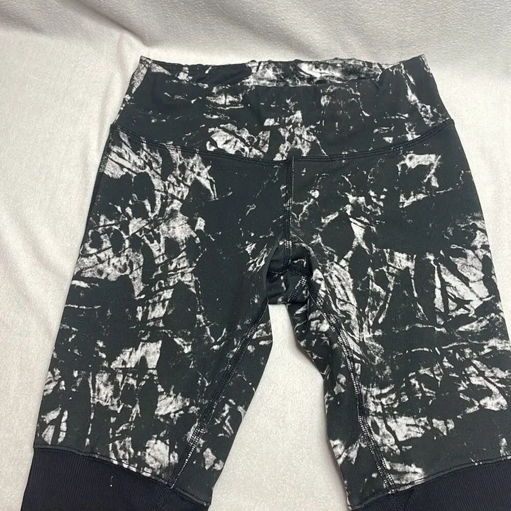 ALO Yoga Black and White marbled top and Black Bottom Leggings Size XS